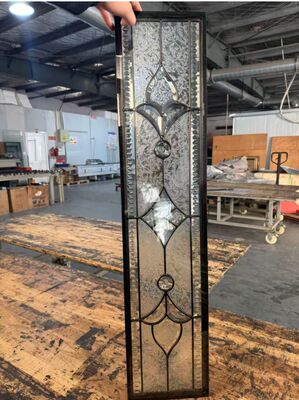 Dostosowywana wkładka szklana do drzwi, zaprojektowana tak, aby pasowała do różnych stylów drzwi, zapewniając elegancję i lepszą widoczność